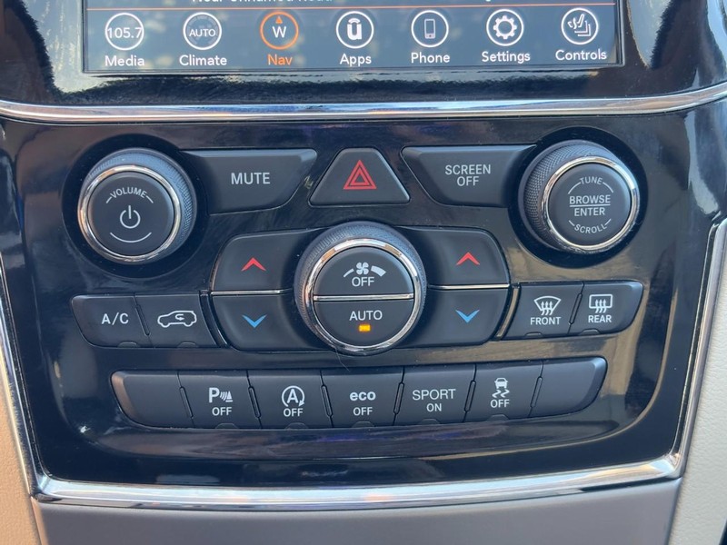 Jeep Grand Cherokee Vehicle Full-screen Gallery Image 23