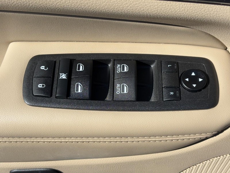 Jeep Grand Cherokee Vehicle Full-screen Gallery Image 24