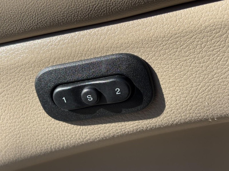 Jeep Grand Cherokee Vehicle Full-screen Gallery Image 25