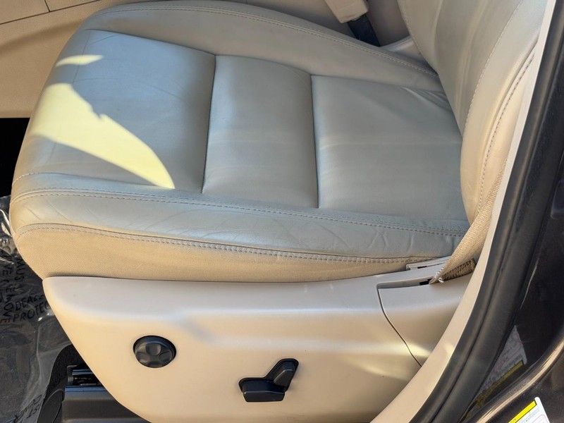 Jeep Grand Cherokee Vehicle Full-screen Gallery Image 26