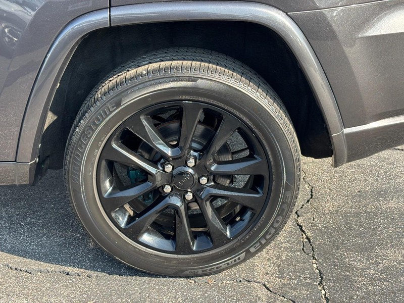 Jeep Grand Cherokee Vehicle Full-screen Gallery Image 07