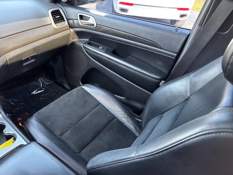 Jeep Grand Cherokee Vehicle Full-screen Gallery Image 15