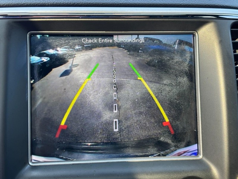 Jeep Grand Cherokee Vehicle Full-screen Gallery Image 21