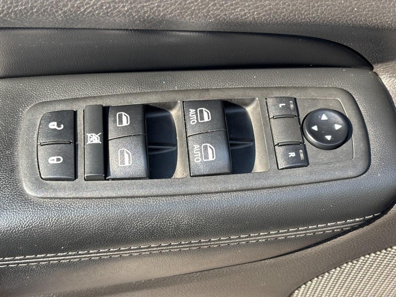 Jeep Grand Cherokee Vehicle Full-screen Gallery Image 24