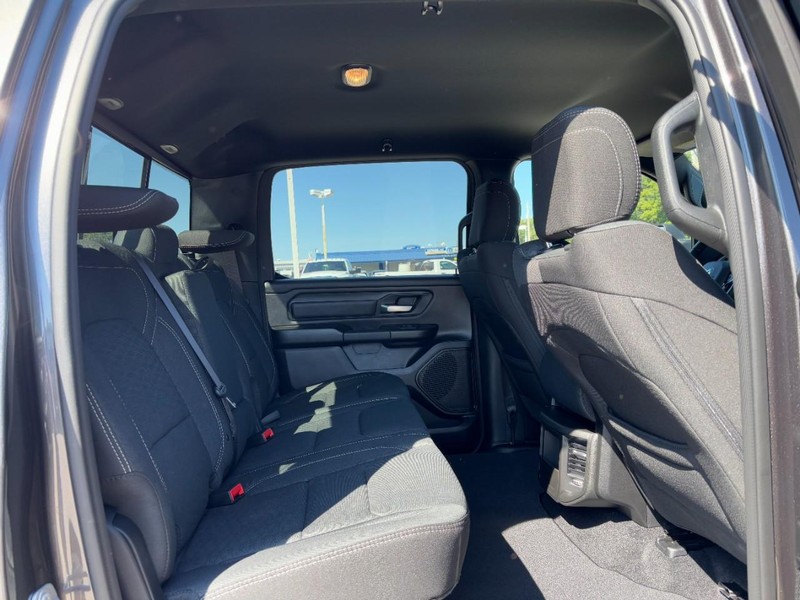 Ram 1500 Vehicle Full-screen Gallery Image 05