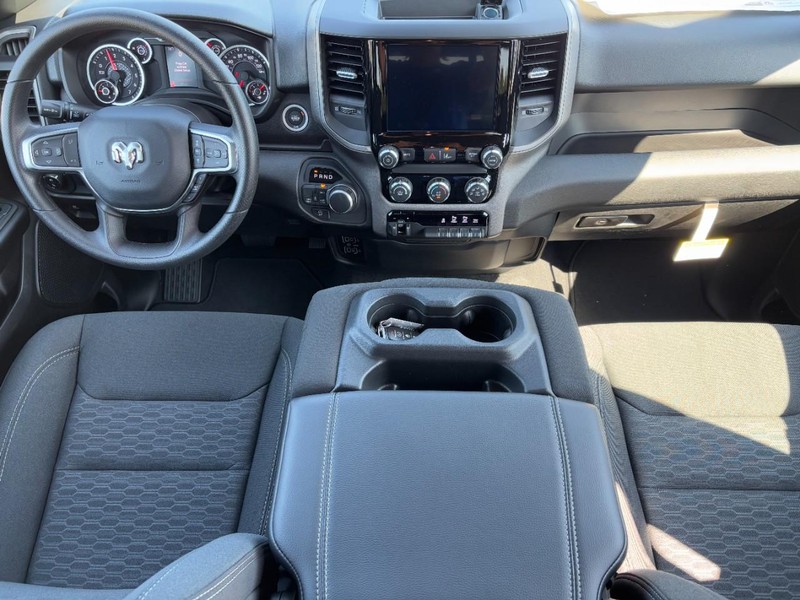 Ram 1500 Vehicle Full-screen Gallery Image 06