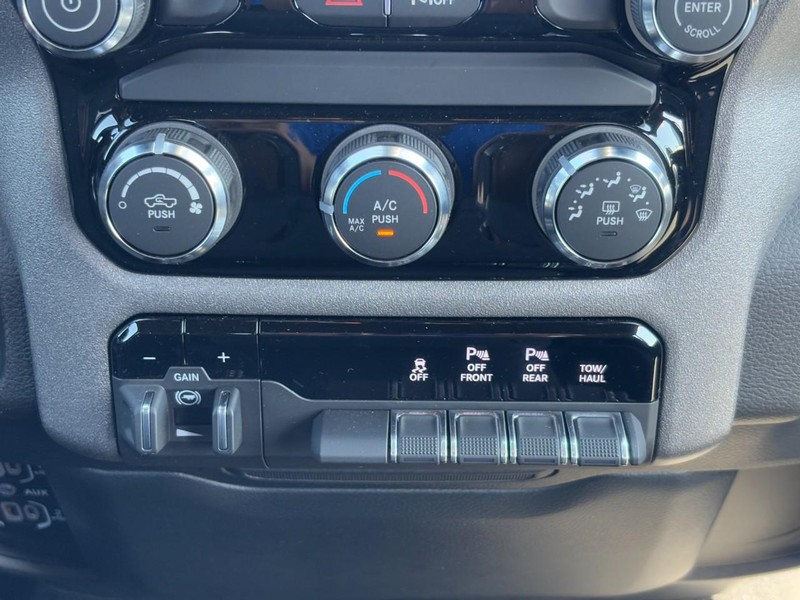 Ram 1500 Vehicle Full-screen Gallery Image 09