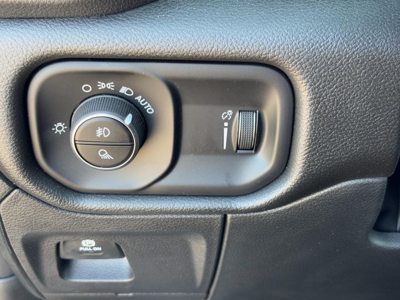 Ram 1500 Vehicle Full-screen Gallery Image 11
