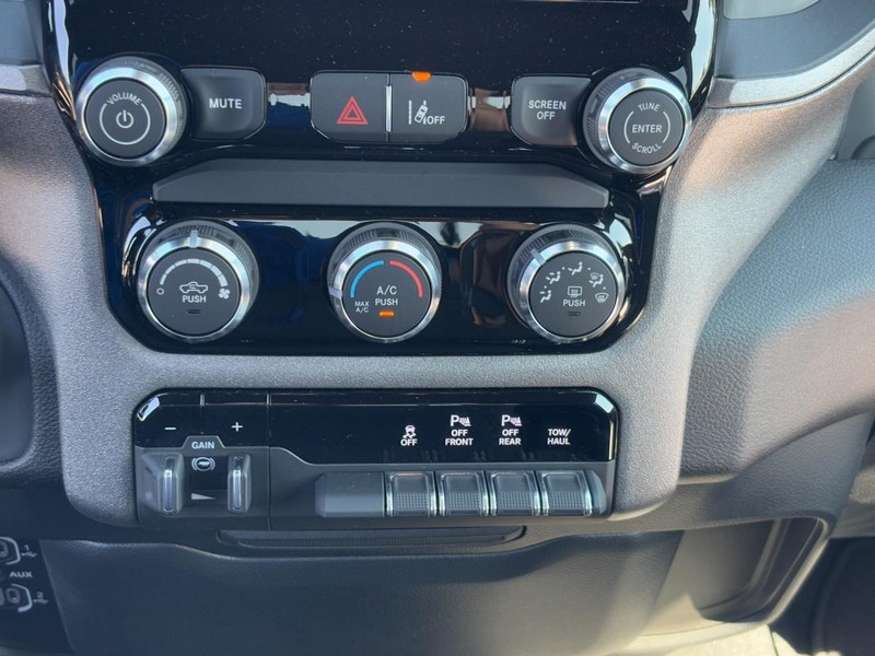 Ram 1500 Vehicle Full-screen Gallery Image 17