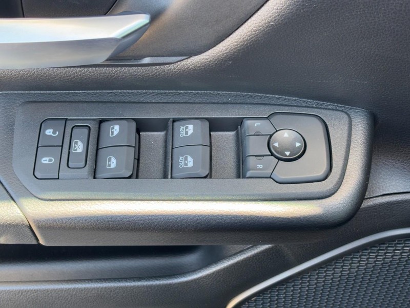 Ram 1500 Vehicle Full-screen Gallery Image 18