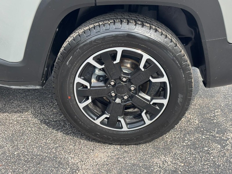 Jeep Renegade Vehicle Full-screen Gallery Image 04