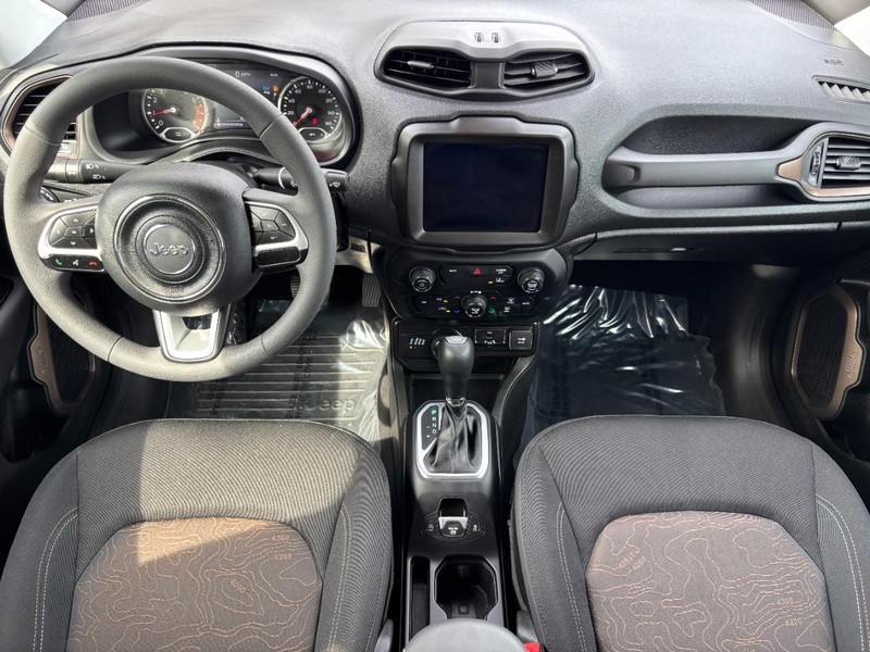 Jeep Renegade Vehicle Full-screen Gallery Image 08