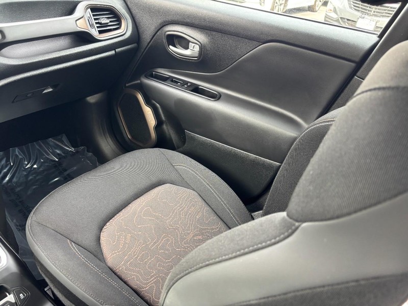 Jeep Renegade Vehicle Full-screen Gallery Image 12