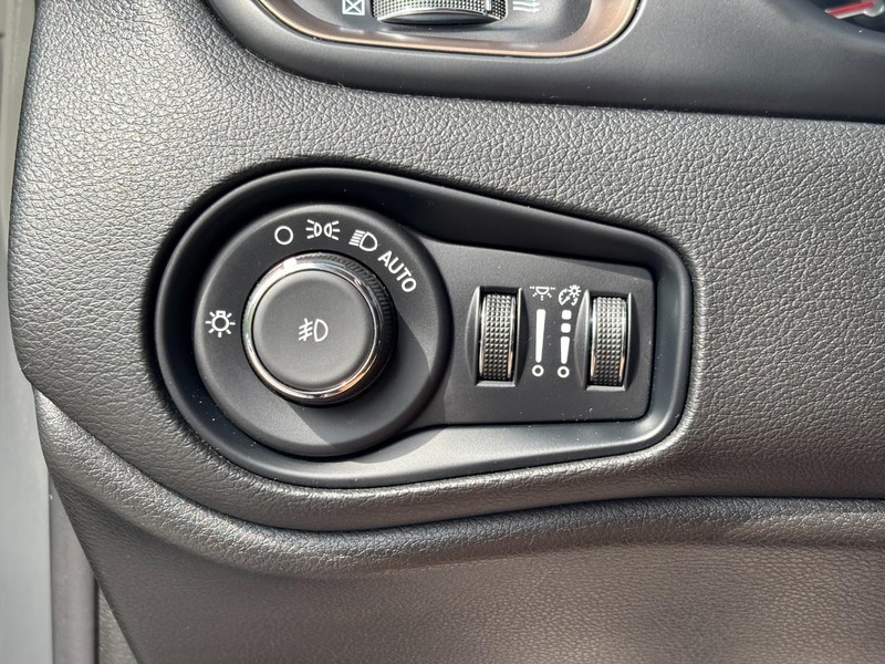 Jeep Renegade Vehicle Full-screen Gallery Image 13