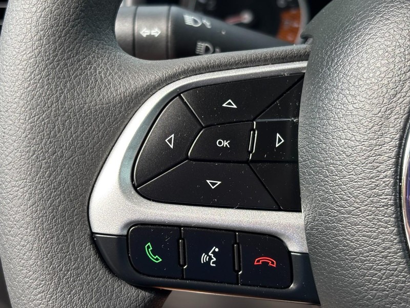 Jeep Renegade Vehicle Full-screen Gallery Image 14