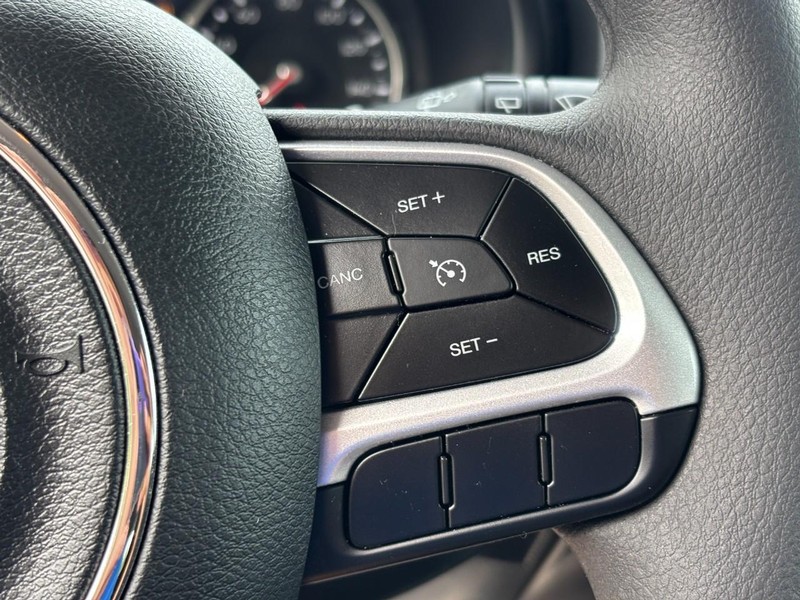 Jeep Renegade Vehicle Full-screen Gallery Image 15