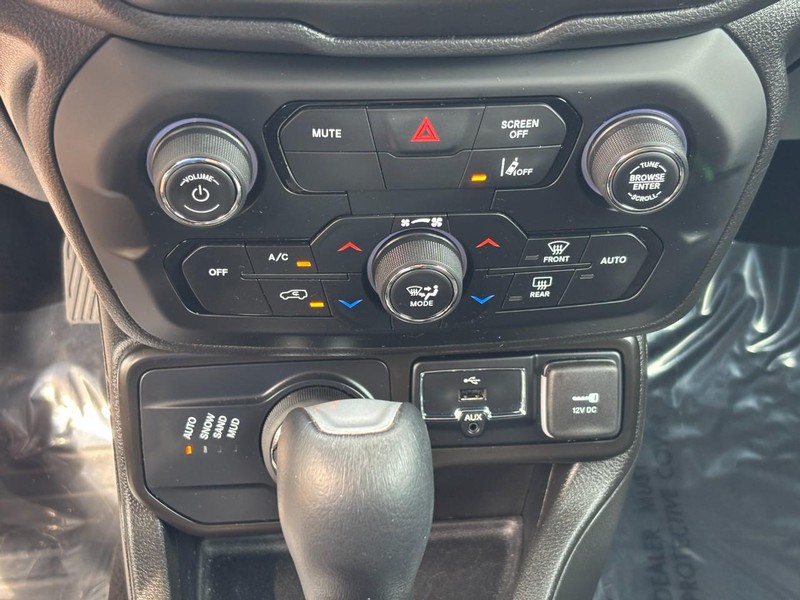 Jeep Renegade Vehicle Full-screen Gallery Image 20