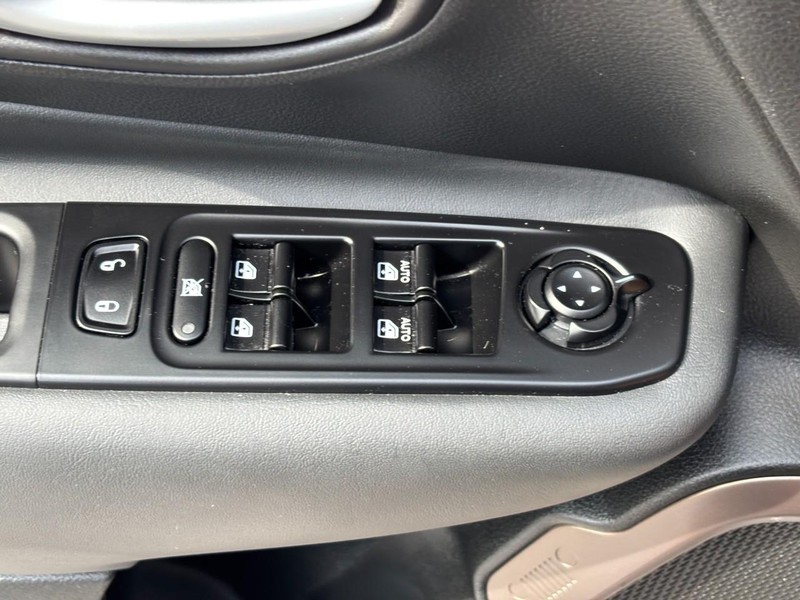 Jeep Renegade Vehicle Full-screen Gallery Image 22