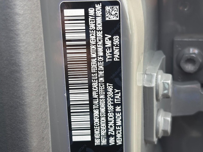 Jeep Renegade Vehicle Full-screen Gallery Image 24