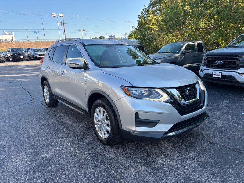 Nissan Rogue Vehicle Full-screen Gallery Image 02