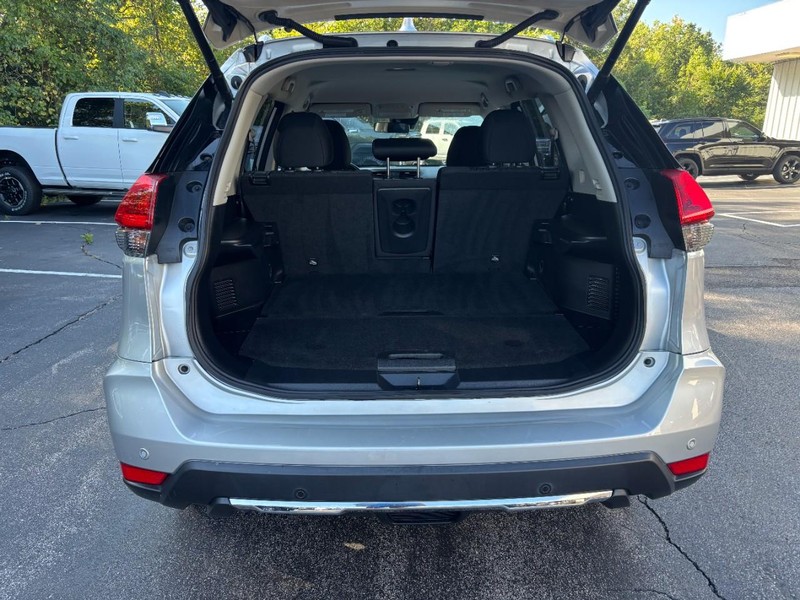 Nissan Rogue Vehicle Full-screen Gallery Image 04