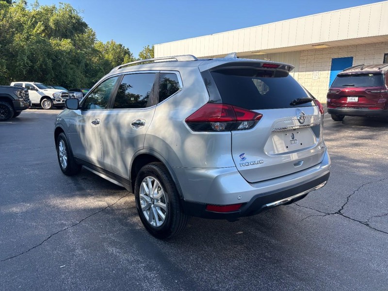 Nissan Rogue Vehicle Full-screen Gallery Image 06