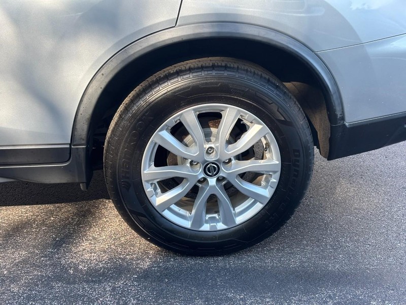 Nissan Rogue Vehicle Full-screen Gallery Image 07