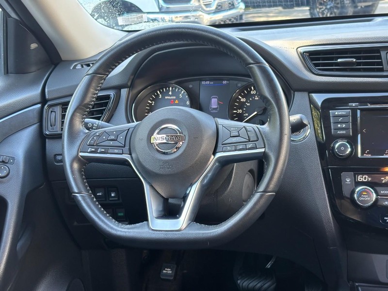 Nissan Rogue Vehicle Full-screen Gallery Image 12