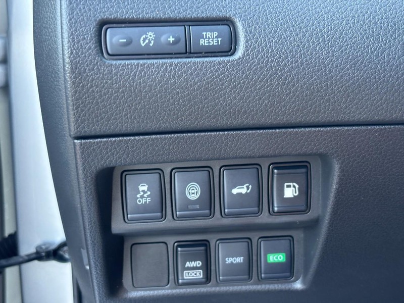 Nissan Rogue Vehicle Full-screen Gallery Image 15