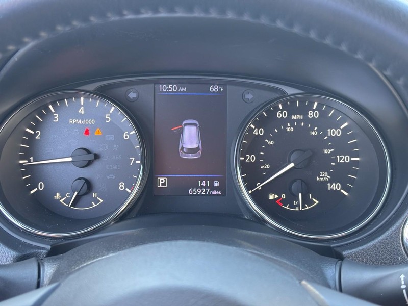 Nissan Rogue Vehicle Full-screen Gallery Image 18