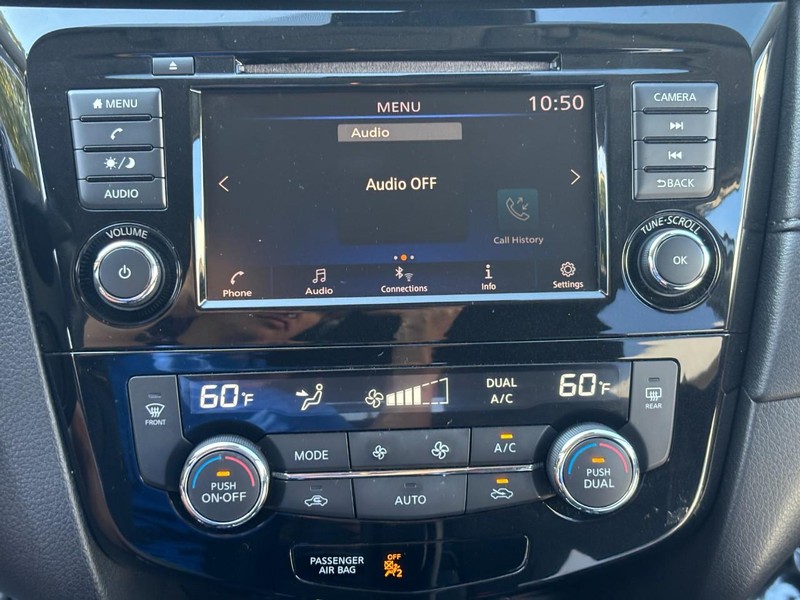 Nissan Rogue Vehicle Full-screen Gallery Image 19