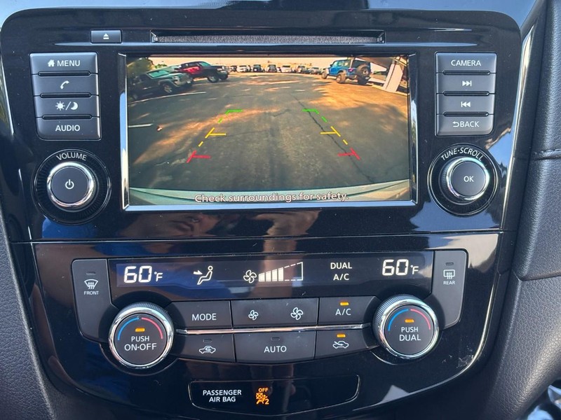 Nissan Rogue Vehicle Full-screen Gallery Image 20