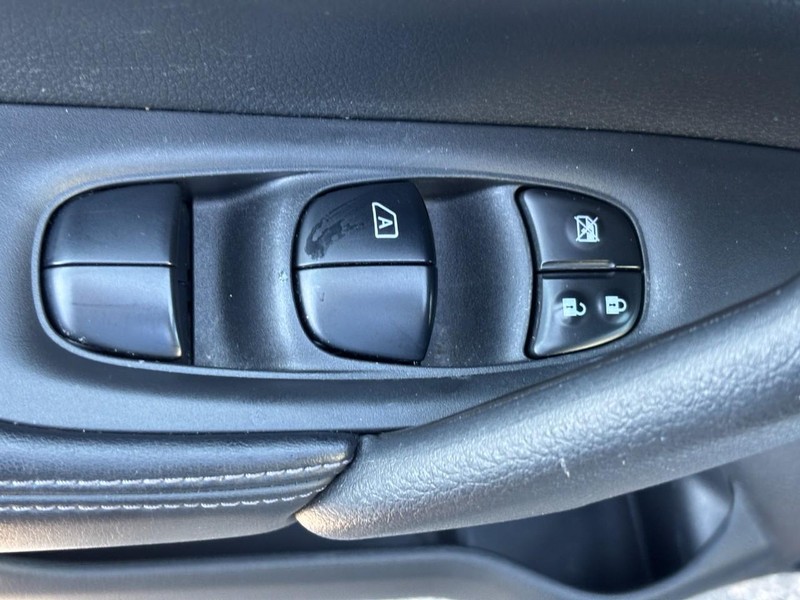 Nissan Rogue Vehicle Full-screen Gallery Image 21