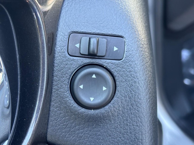 Nissan Rogue Vehicle Full-screen Gallery Image 22