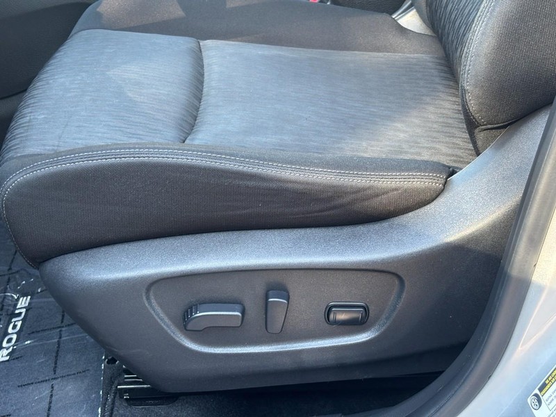 Nissan Rogue Vehicle Full-screen Gallery Image 23