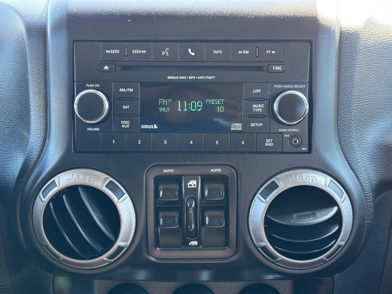 Jeep Wrangler Unlimited Vehicle Full-screen Gallery Image 13