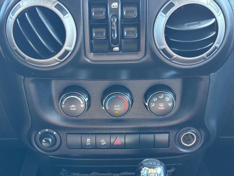 Jeep Wrangler Unlimited Vehicle Full-screen Gallery Image 14