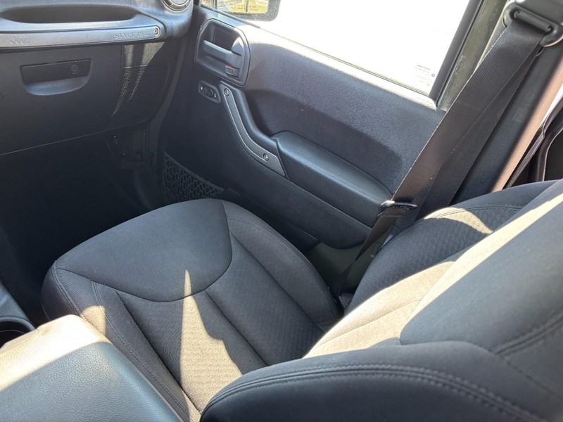 Jeep Wrangler Unlimited Vehicle Full-screen Gallery Image 15