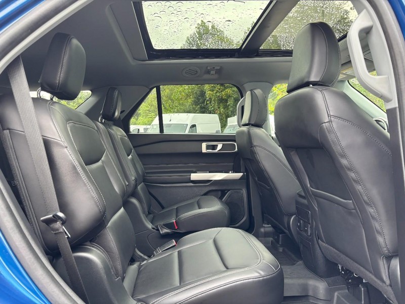 Ford Explorer Vehicle Full-screen Gallery Image 10