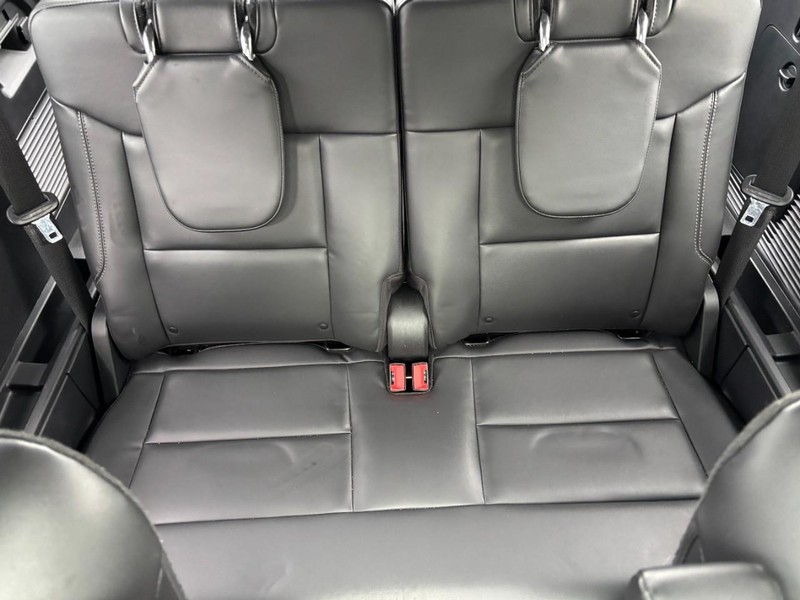 Ford Explorer Vehicle Full-screen Gallery Image 11