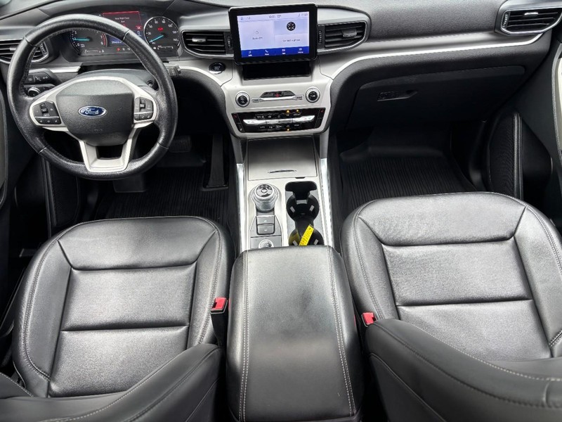 Ford Explorer Vehicle Full-screen Gallery Image 12