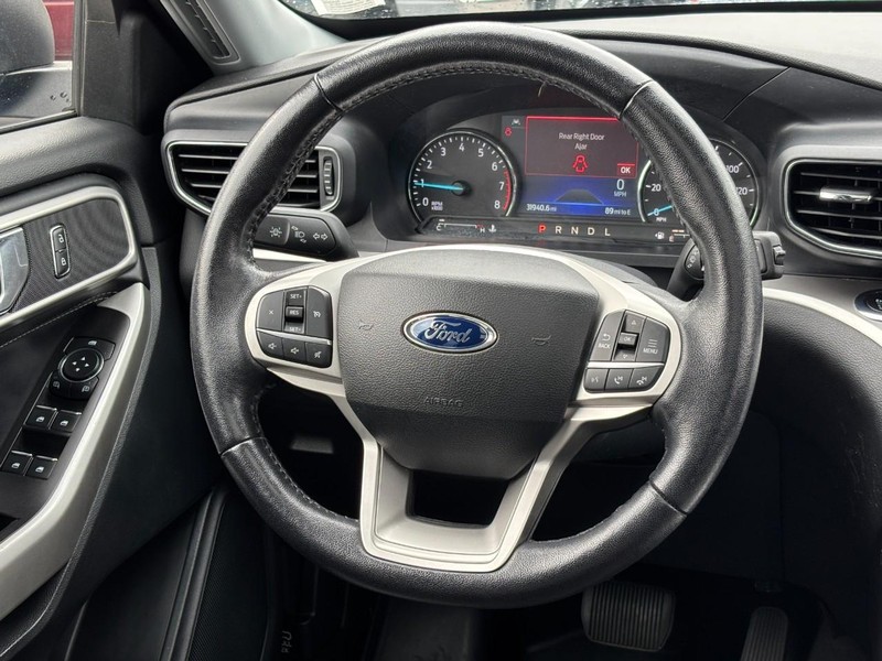 Ford Explorer Vehicle Full-screen Gallery Image 13