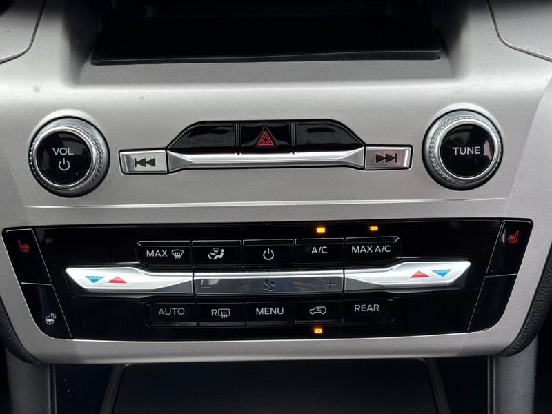 Ford Explorer Vehicle Full-screen Gallery Image 15