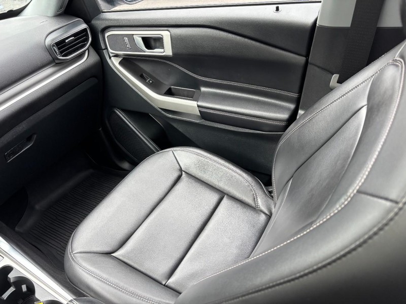 Ford Explorer Vehicle Full-screen Gallery Image 16