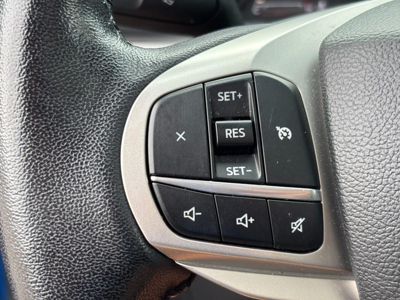 Ford Explorer Vehicle Full-screen Gallery Image 18