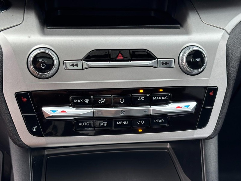 Ford Explorer Vehicle Full-screen Gallery Image 23