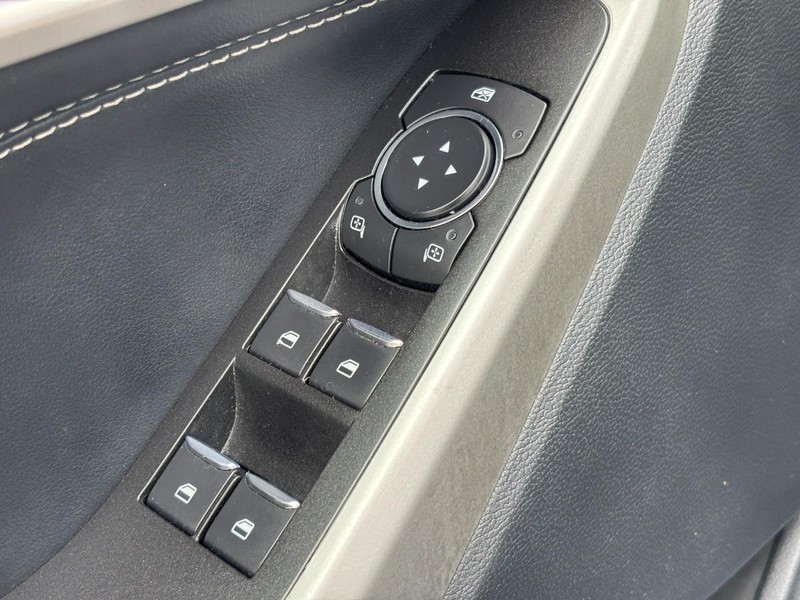 Ford Explorer Vehicle Full-screen Gallery Image 24