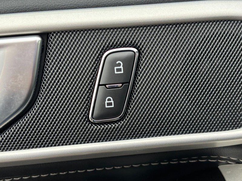 Ford Explorer Vehicle Full-screen Gallery Image 25