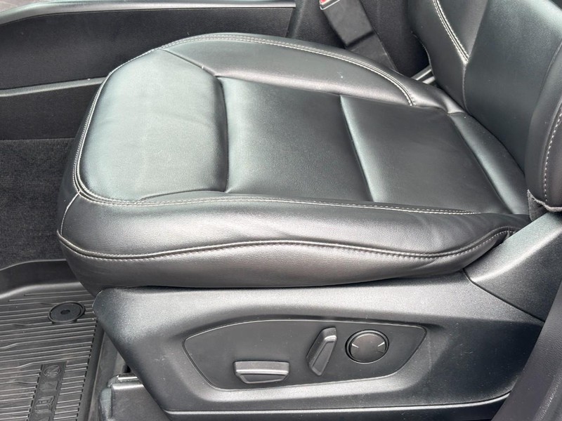 Ford Explorer Vehicle Full-screen Gallery Image 26