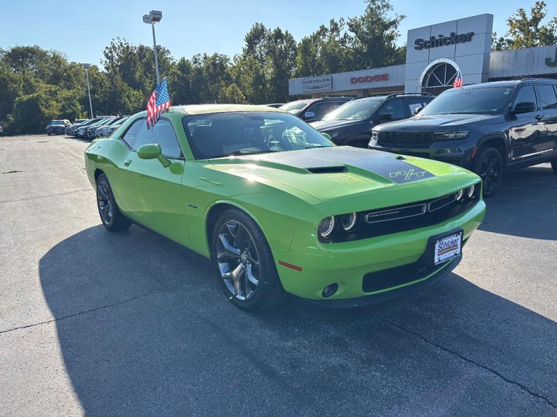 Dodge Challenger Vehicle Full-screen Gallery Image 02